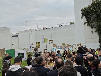 Sandra Camps, presidenta de Pulmón Verde Sevilla, se dirige a los vecinos que acudieron a la concentración para defender el "pulmón verde" el pasado 21 de noviembre en el solar del centro de Sevilla.