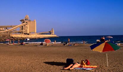 La playa y la cementera de Alcanar (Tarragona).