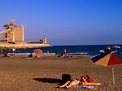 La playa y la cementera de Alcanar (Tarragona).