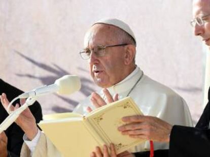 El papa Francisco oficia el V&iacute;a Crucis durante la Jornada Mundial de la Juventud en el parque Blonia de Cracovia (Polonia).