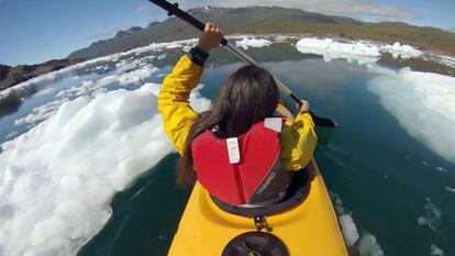 Navegando en kayak entre iceberg por Tasiusaq, en la costa sur de Groenlandia