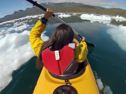 Navegando en kayak entre iceberg por Tasiusaq, en la costa sur de Groenlandia