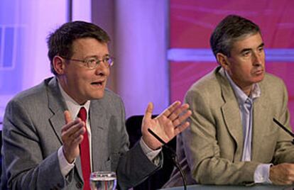 Jordi Sevilla y Ramón Jáuregui, durante la presentación ayer del texto alternativo del PSOE al <b></b><i>decretazo.</i>