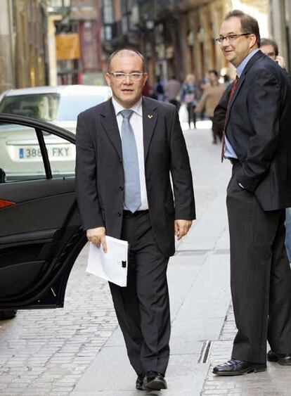 El rector, Juan Ignacio Pérez, llega a la conferencia de prensa. Detrás, su jefe de prensa, Pedro Ugarte.