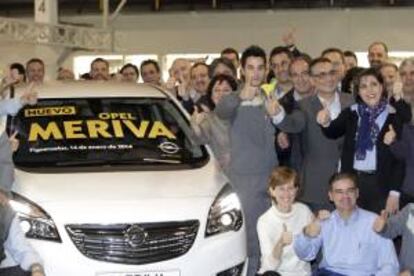 El director general de General Motors España, Antonio Cobo (2d), posa con empleados de la factoría de Figueruelas junto a la primera unidad del Nuevo Opel Meriva, que ha salido hoy de la cadena de montaje.