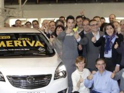 El director general de General Motors España, Antonio Cobo (2d), posa con empleados de la factoría de Figueruelas junto a la primera unidad del Nuevo Opel Meriva, que ha salido hoy de la cadena de montaje.