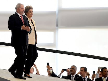 Lula e Dilma rumam para cerimônia de posse da Casa Civil.