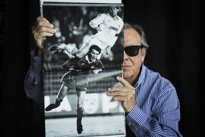 El fotógrafo Raúl Cancio sujeta el libro 'Españoles...' con una de sus fotografías.