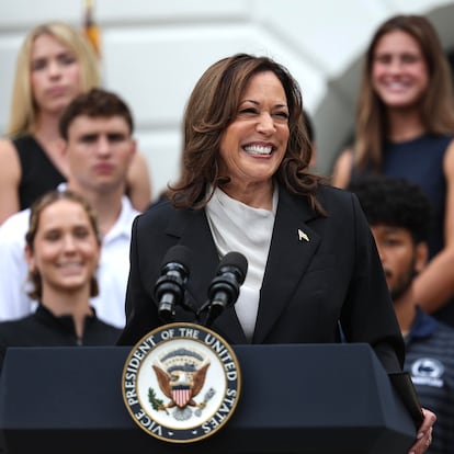 Washington (United States), 22/07/2024.- US Vice President Kamala Harris (C) speaks at an event with the National Collegiate Athletic Association (NCAA) championship teams, on the South Lawn of the White House, Washington DC, USA, 22 July 2024. US President Joe Biden announced on 21 July he would not seek re-election and endorsed Vice President Harris to be the Democratic Party's new nominee for the US elections in November 2024. (Elecciones) EFE/EPA/TING SHEN / POOL
