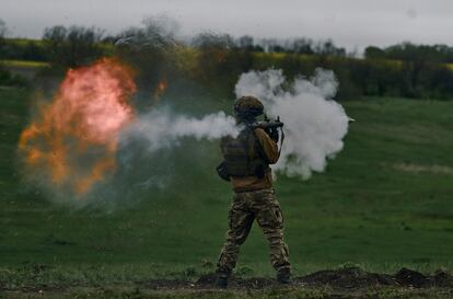 Un soldado ucranio dispara una granada propulsada por cohete durante su entrenamiento en las posiciones de primera línea cerca de Vuhledar, región de Donetsk, el pasado lunes 1 de mayo. 