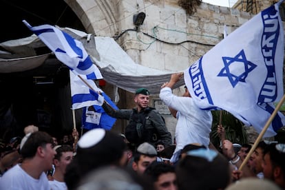 Israelíes ondean banderas en la Ciudad Vieja de Jerusalén este lunes.