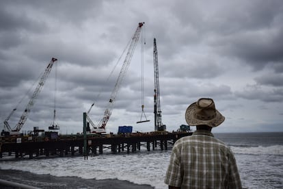 Construcción de un puerto por una empresa china en La Libertad, El Salvador.