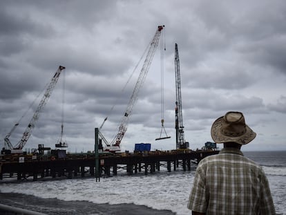 Construcción de un puerto por una empresa china en La Libertad, El Salvador.