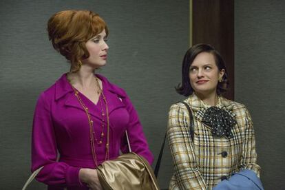 Christina Hendricks y Elisabeth Moss, en 'Mad Men'.