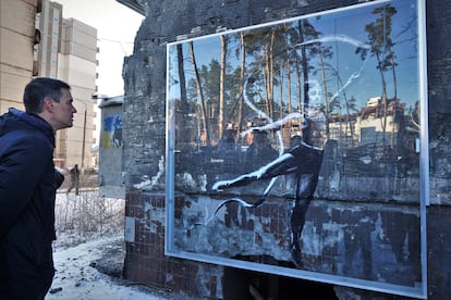 Pedro Sánchez, en la ciudad de Irpin (noroeste de Kiev) este jueves. En la imagen, el presidente del Gobierno español mira el dibujo del  artista urbano británico Banksy de una gimnasta con un collarín, pintado sobre un agujero causado por un obús en un edificio de la localidad, un símbolo de la resistencia ucrania.