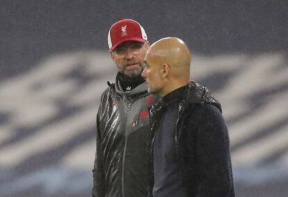 Klopp habla con Guardiola durante un City-Liverpool de Premier.