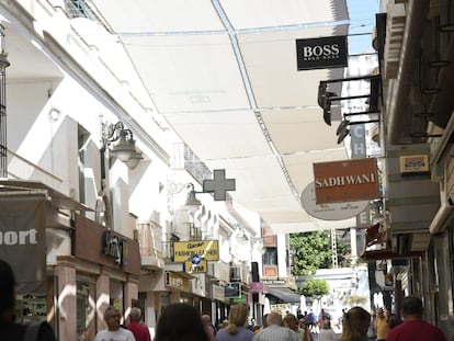 Comercios en la calle San Miguel de Torremolinos (Málaga).