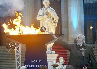 El actor británico Christopher Lee enciende una llama por la paz en Berlín.