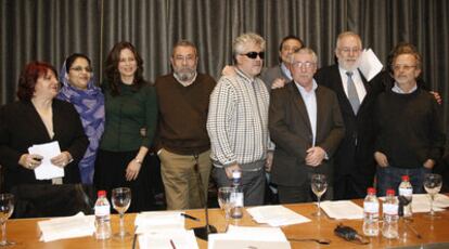 De izquierda a derecha, Fanny Rubio, la activista Zahra Ramdan, Aitana Sánchez-Gijón, Cándido Méndez, Pedro Almodóvar, Ignacio Fernández Toxo, Juan Diego (detrás), Carlos Berzosa y Fernando Colomo, durante la presentación de la carta dirigida al Rey.