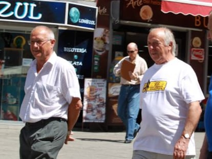 Un grupo de jubilados, en un plaza de Madrid.
