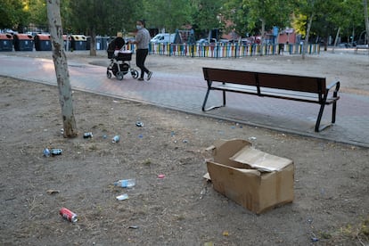 Una mujer pasa frente a residuos sin recoger en el parque de Pan Bendito.