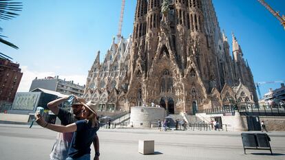 Casal tira  foto diante da Sagrada Familia, em Barcelona.