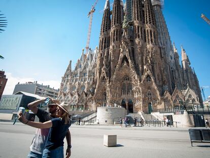 Casal tira  foto diante da Sagrada Familia, em Barcelona.