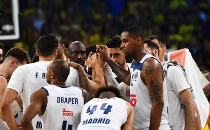 Los jugadores, tras la derrota.