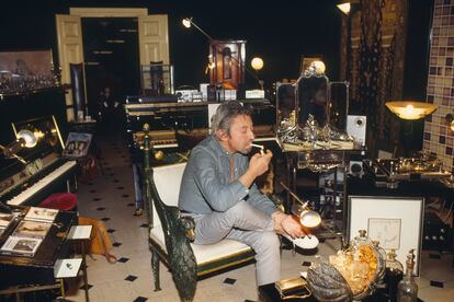 Serge Gainsbourg en el estudio de grabración en su casa de la 'rue' de Verneuil, en París.