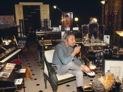 Serge Gainsbourg en el estudio de grabración en su casa de la 'rue' de Verneuil, en París.