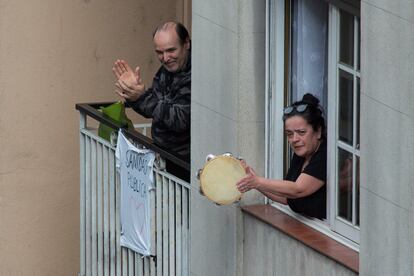 Vecinos de Ourense aplauden el 9 de abril desde su balcón en homenaje y reconocimiento a la labor de los sanitarios