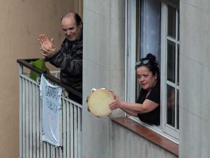 Vecinos de Ourense aplauden el 9 de abril desde su balcón en homenaje y reconocimiento a la labor de los sanitarios