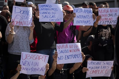 Funcionarios de prisiones protestan, el 18 de marzo, en el centro penitenciario de Quatre Camins (Barcelona), por el asesinato a manos de un recluso cinco días antes de Nuria López, trabajadora en la prisión de Tarragona.