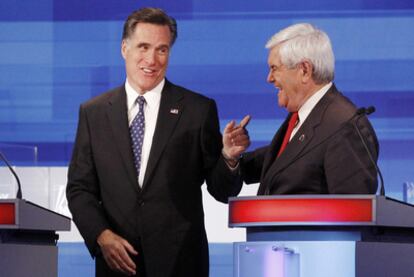 Romney (a la izquierda) y  Gingrich, en el debate del jueves.