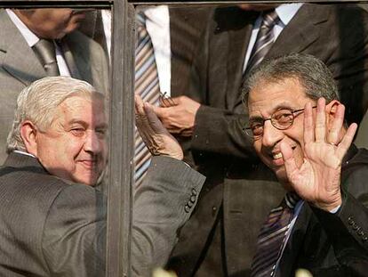 El ministro de Exteriores sirio, Walid al-Moualem (izquierda, abajo); su homólogo egipcio, Ahmed Abul Gheit (izquierda, de pie), y el secretario General de la Liga Árabe, Amer Musa (derecha, abajo), en El Cairo.