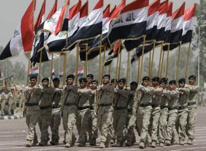 Soldados iraquíes desfilan en uno de los actos oficiales con que se celebró en Bagdad el inicio de la retirada estadounidense de Irak.