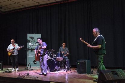 Integrantes del grupo de rock CAL VIVA, formado en la prisión, tocando junto al músico Luis Martín.
