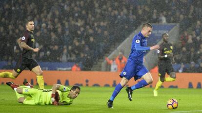 Jamie Vardy marca uno de sus tres goles al City.