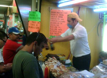 La ciudad está más vacía de lo normal. En la imagen, un vendedor de bocadillos en el metro de Hidalgo.