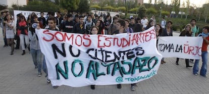 Estudiantes y profesores de la Universidad Rey Juan Carlos se manifiestan contra los recortes.