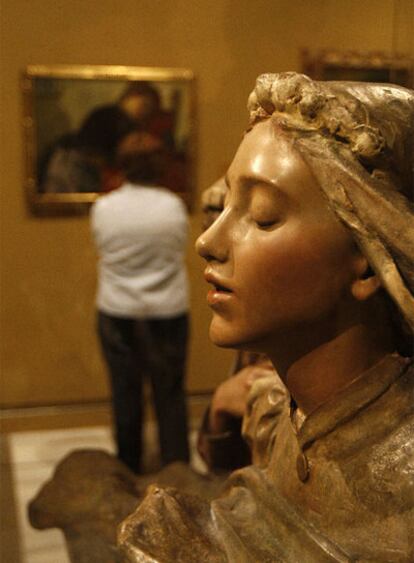 Detalle de la escultura <i>La primera comunión,</i> de Josep Llimona, en el Museo de Bellas Artes de Sevilla.