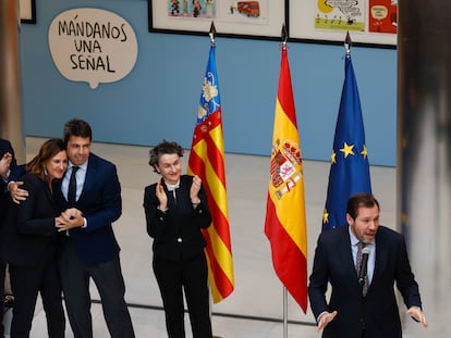 El presidente de la Generalitat, Carlos Mazón, abraza a la alcaldesa de Valencia, María José Catalá, durante el anuncio del ministro de Transporte, Óscar Puente, de la aprobación de la ampliación del puerto.