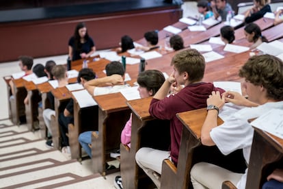 Estudiantes antes de realizar uno de los exámenes de la EVAU 2023 en la Facultad de Farmacia de la Universidad Complutense de Madrid.