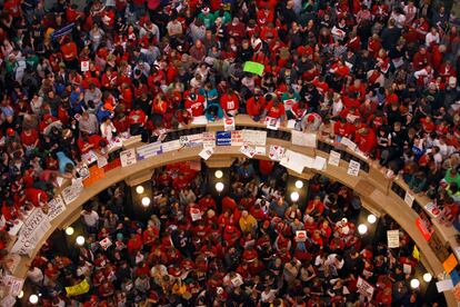 Manifestantes en el Capitolio Estatal de Madison (Wisconsin), el 17 de febrero de 2011.