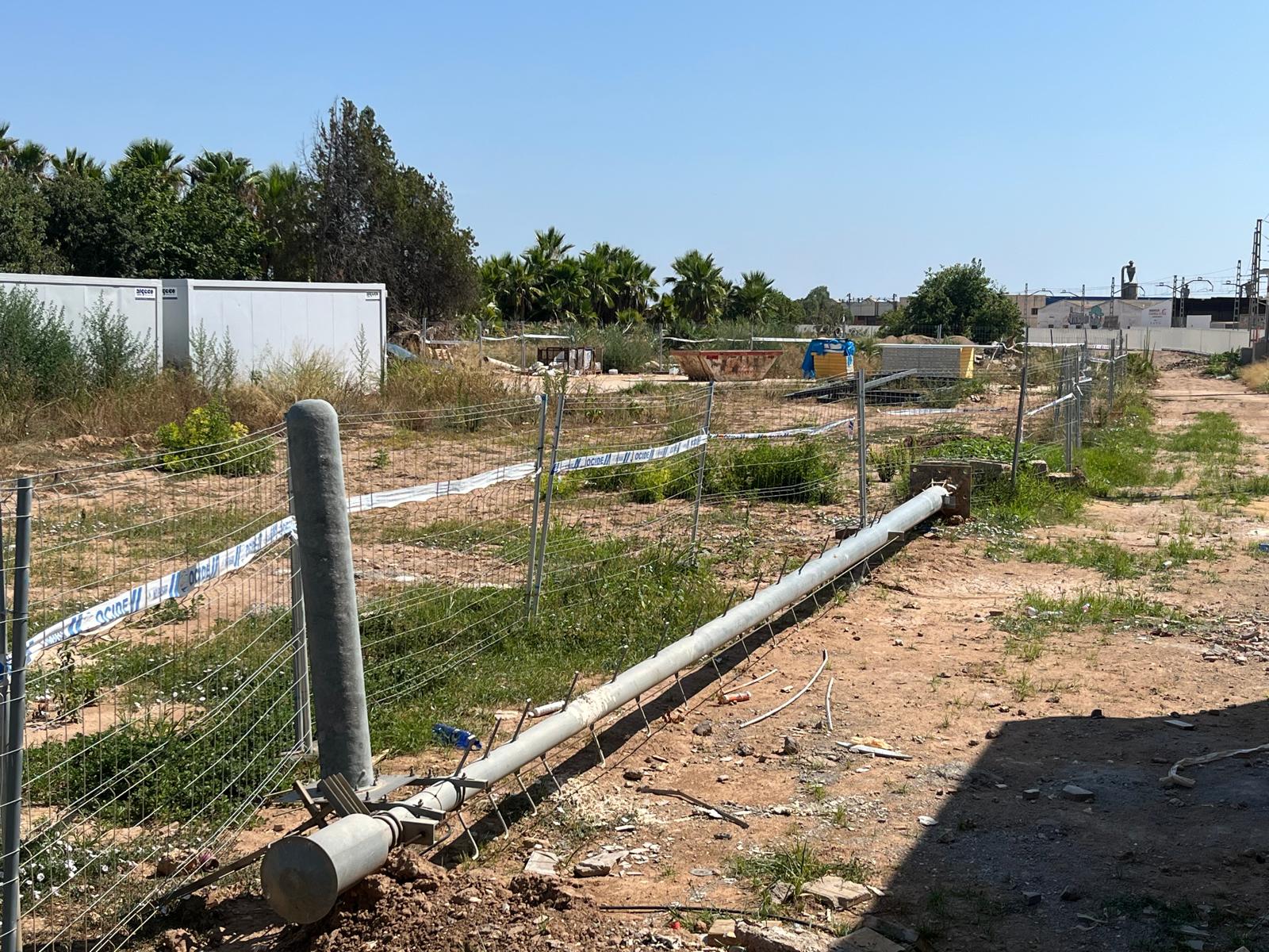 La antena de telecomunicaciones de Metrovalencia y el mástil, ahora en tierra, junto a la estación, sobre el que se ubicará en el mirador de Paiporta, según ha anunciado este lunes desde la consejería de Infraestructuras.