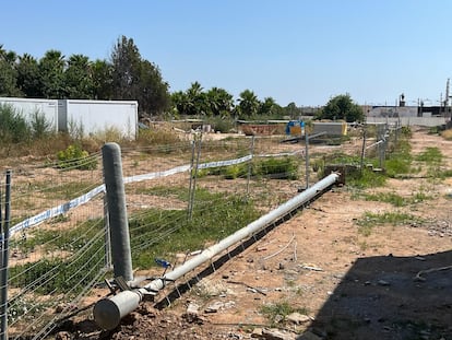 La antena de telecomunicaciones de Metrovalencia y el mástil, ahora en tierra, junto a la estación, sobre el que se ubicará en el mirador de Paiporta, según ha anunciado este lunes desde la consejería de Infraestructuras.