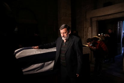 En la imagen, dos hombres ante el féretro del exmonarca en la capilla de San Eleftherios de Atenas, este lunes. 