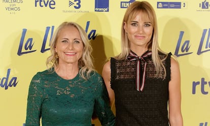 Alba Carrillo y su madre, Luc&iacute;a Pariente, en la presentaci&oacute;n de la pel&iacute;cula &#039;La llamada&#039;, en Madrid. 