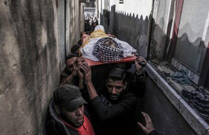 Traslado del cuerpo de Samir al-Nabaheen durante su funeral en el campamento de refugiados de Nusseirat en Gaza.