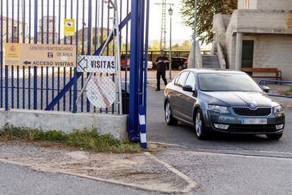Urdangarin ha abandonado la cárcel de Brieva (Ávila) a las 8.58 en un vehículo, una medida autorizada por Instituciones Penitenciarias "por seguridad" y que ha impedido que se capte la imagen de su salida a pie.